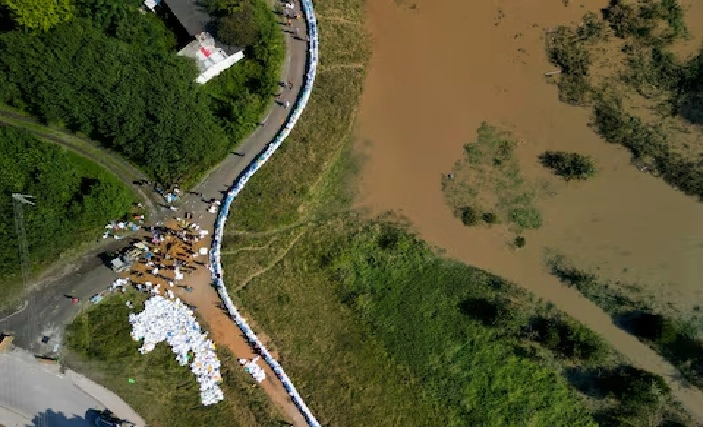 Central Europe flood deaths rise as citizens race to build defences