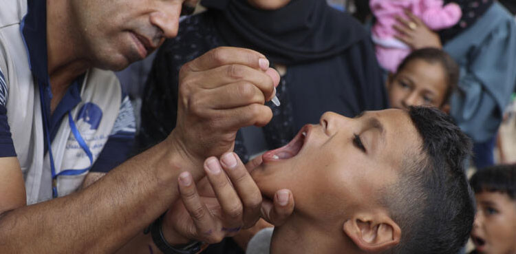 Gaza parents rush to vaccinate kids against polio despite war fears